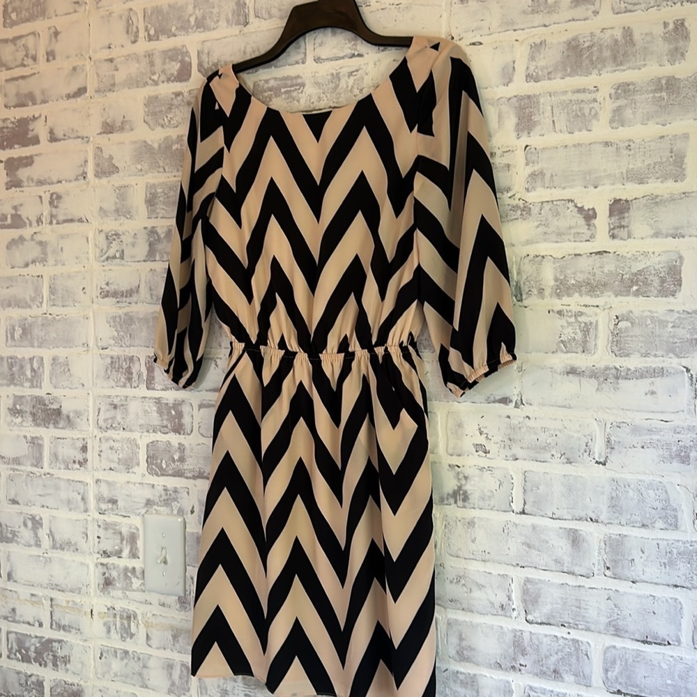Gianni Bini Women’s Chevron Dress Above the Knee Tan Black Career Pockets Sz XS - Picture 2 of 7